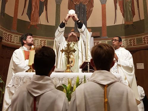 La solennité du Sacré-Cœur de Jésus (19 juin) est aussi la Journée de prière pour la sanctification des prêtres. (Photos)  Horaires-messe-et-offices_